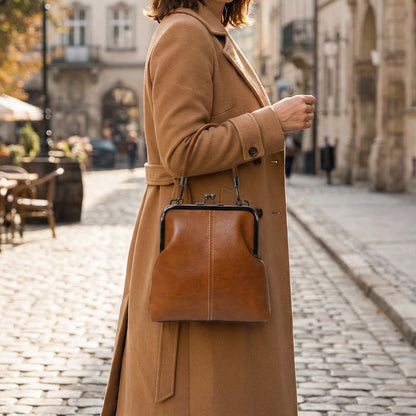 El beso de las mujeres bloquea la bolsa cruzada del cuerpo con la manija superior